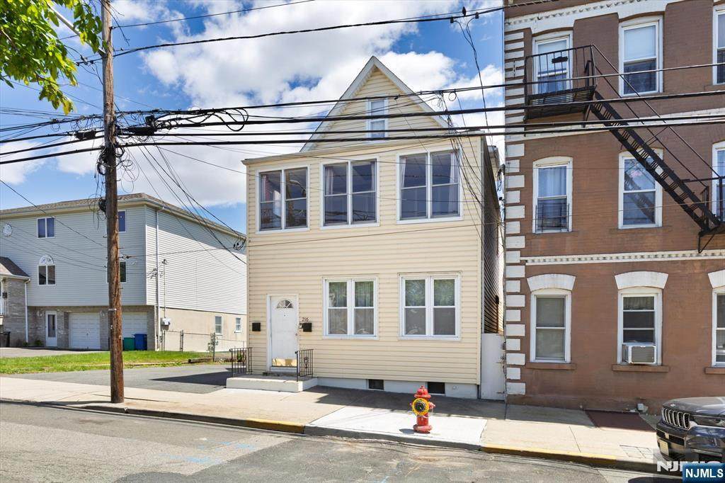 216 Farnham Avenue - Photo 1