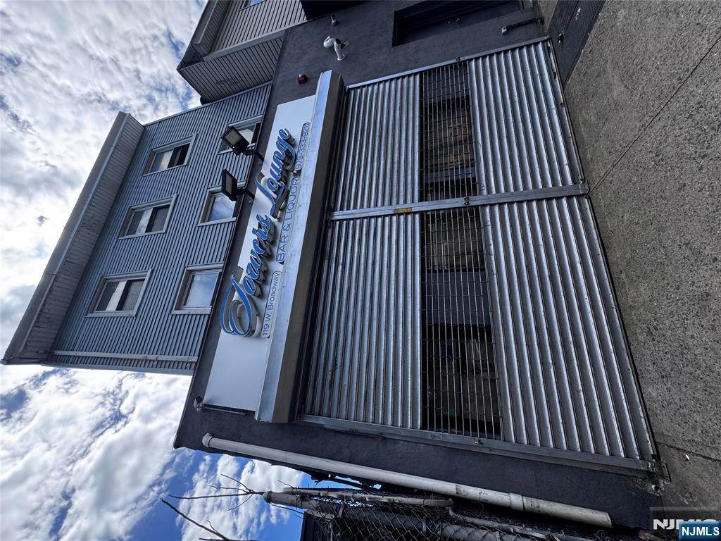 119 W Broadway - Photo 1