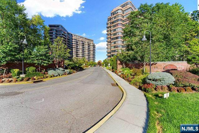 100 Carlyle - Photo 1