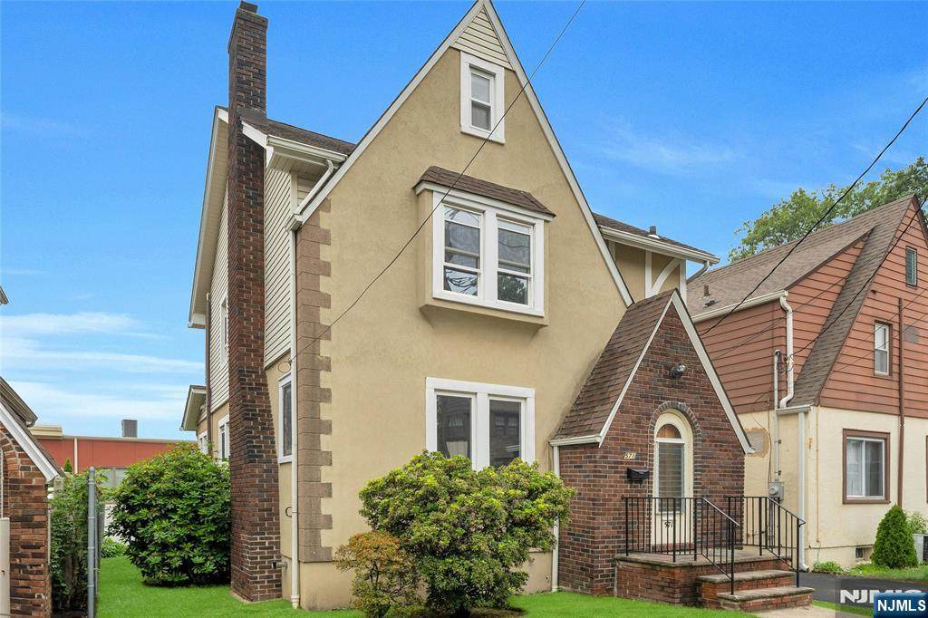 571 Monroe Place - Photo 1