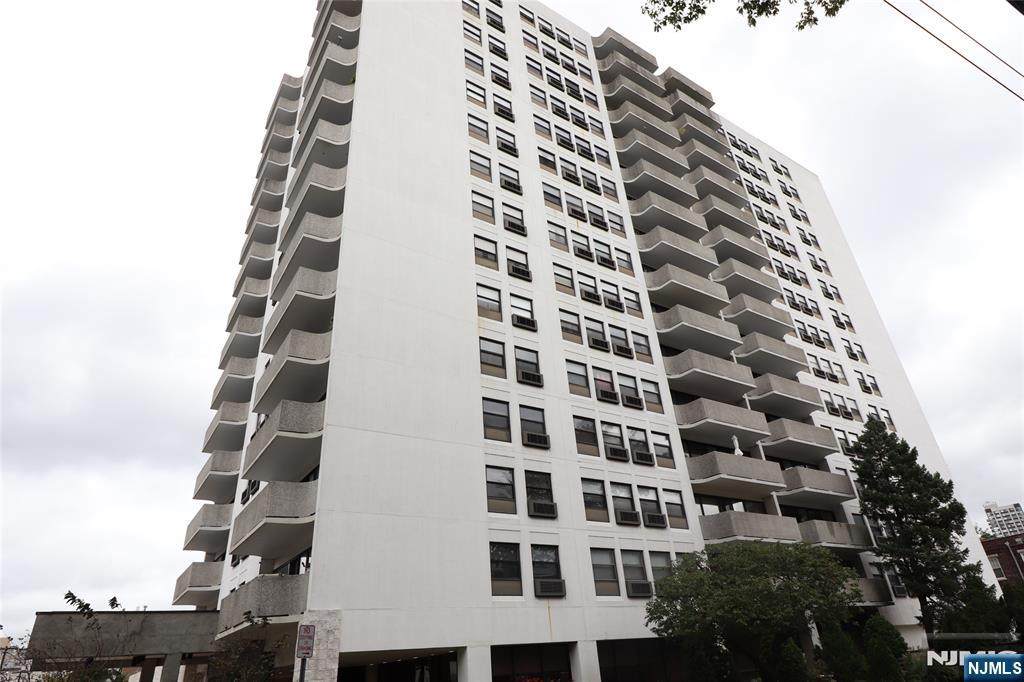 1600 Center Avenue - Photo 1