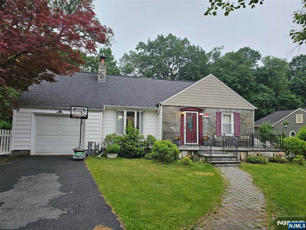 34 Round Lake Avenue - Photo 1