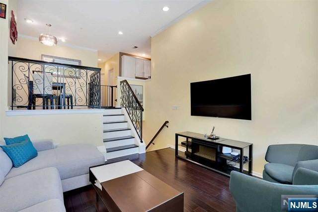 400 Kingston - Photo 1