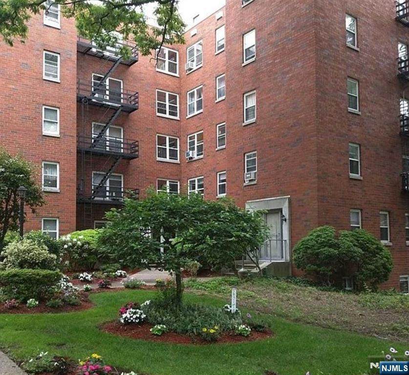 2350 Linwood - Photo 1