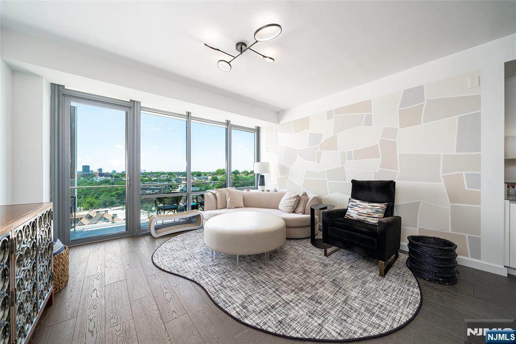 320 Adolphus - Photo 1