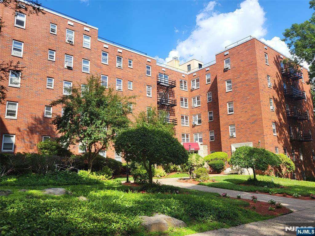 2340 Linwood - Photo 1
