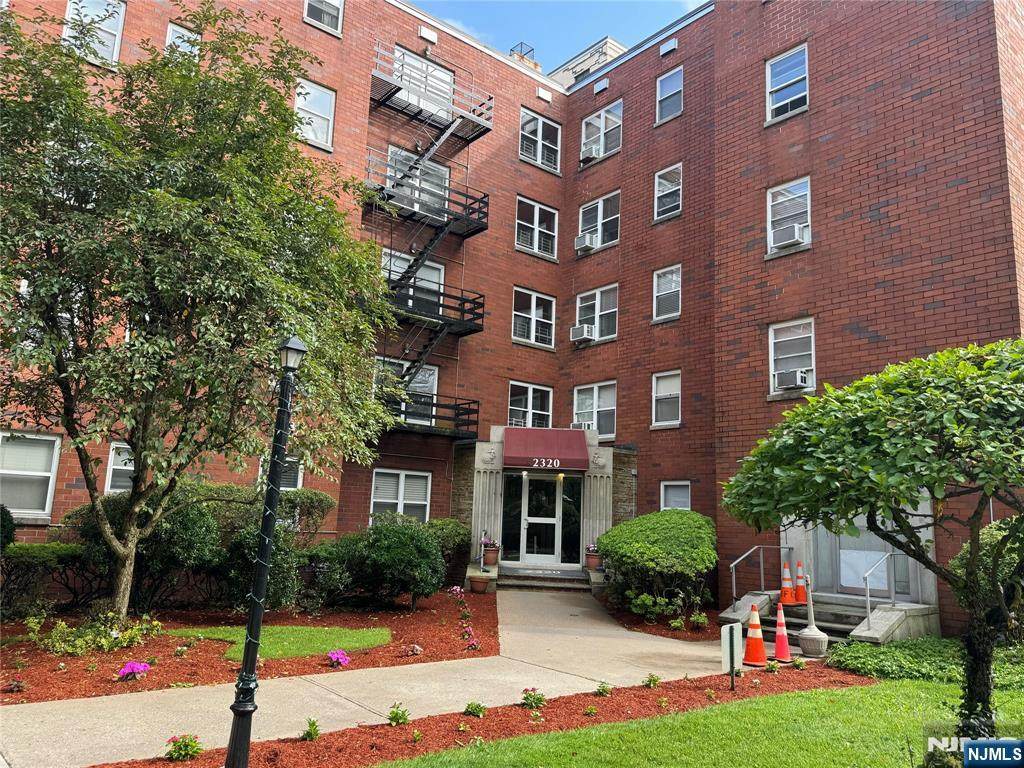 2320 Linwood - Photo 1