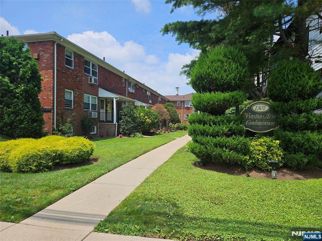 1307 Inwood - Photo 1