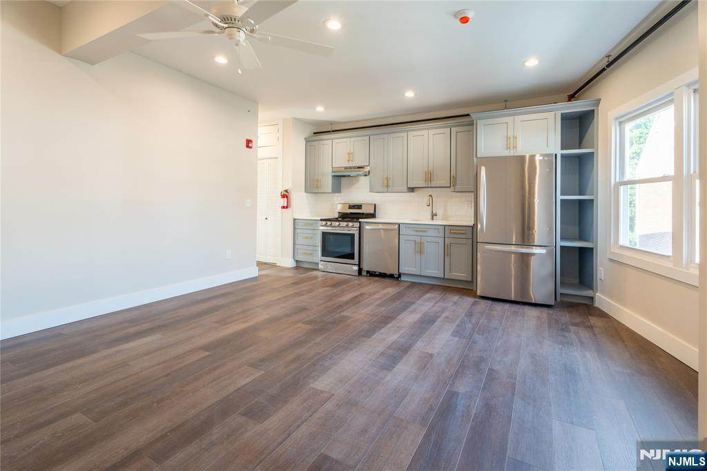 528 Oak - Photo 1