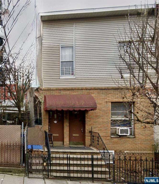 1608 Summit Avenue - Photo 1