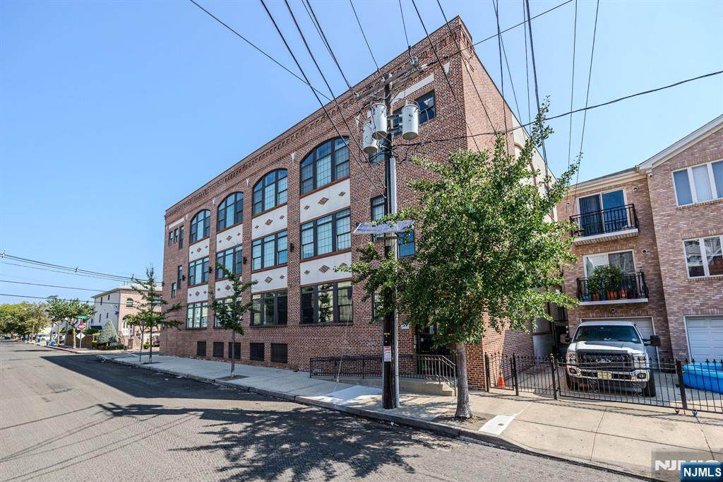 88 Saint Francis Street - Photo 1