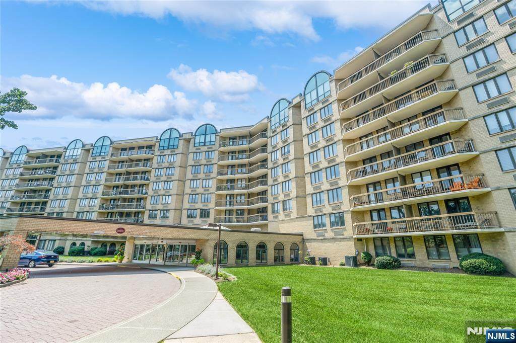 10 Smith Manor Boulevard - Photo 1