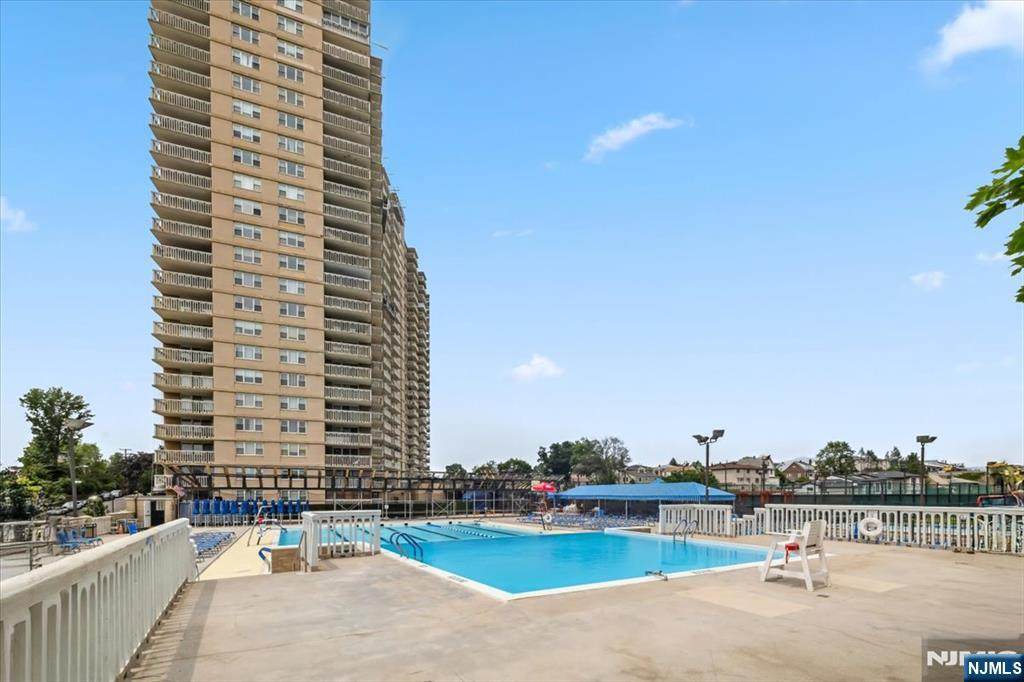 555 North Avenue - Photo 1