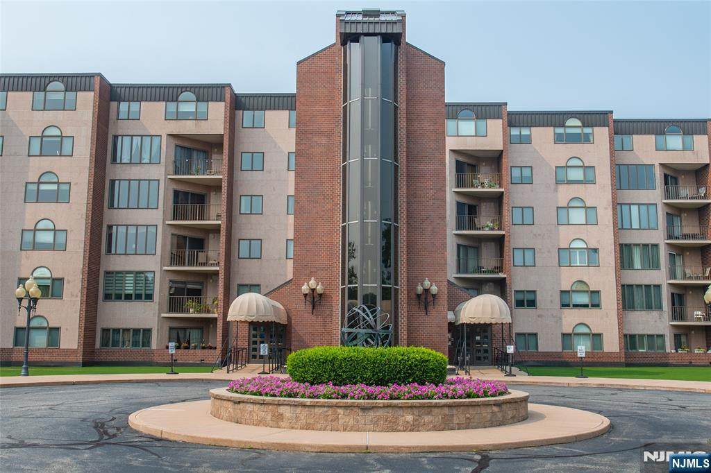 1360 Hamburg Turnpike - Photo 1