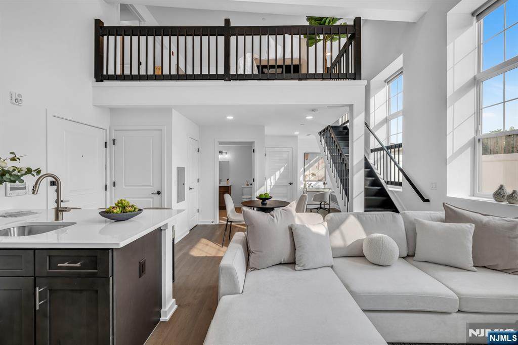 315 Railroad - Photo 1