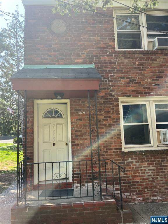 755 Broad Avenue - Photo 1