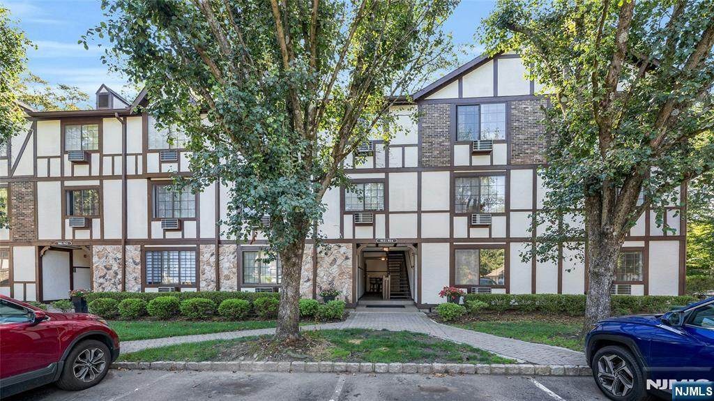 916 Thoreau - Photo 1