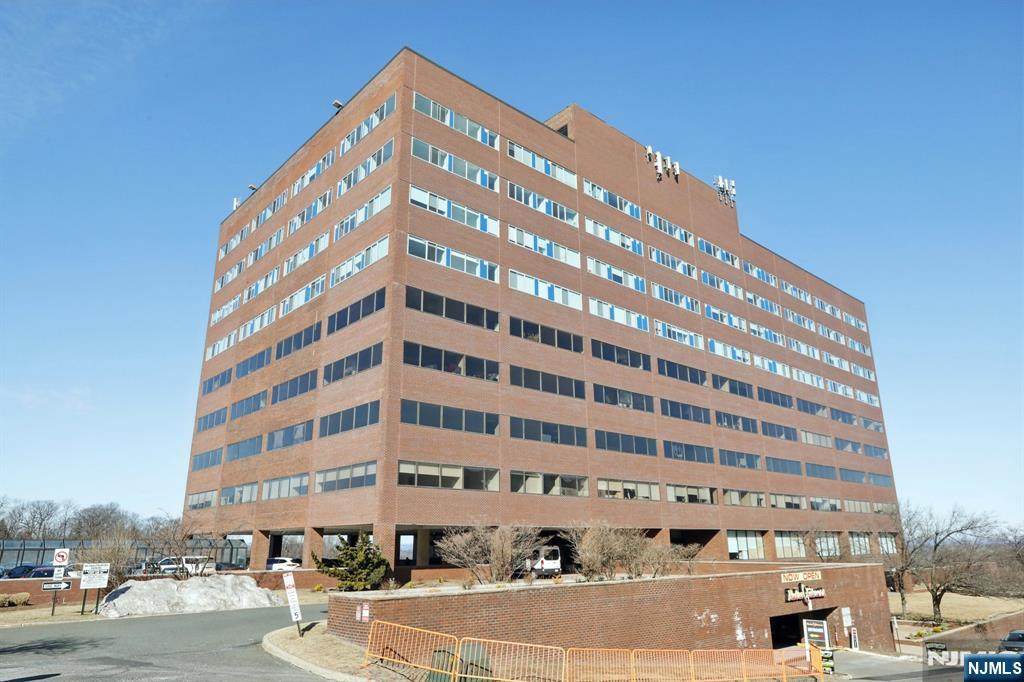 2 Executive - Photo 1