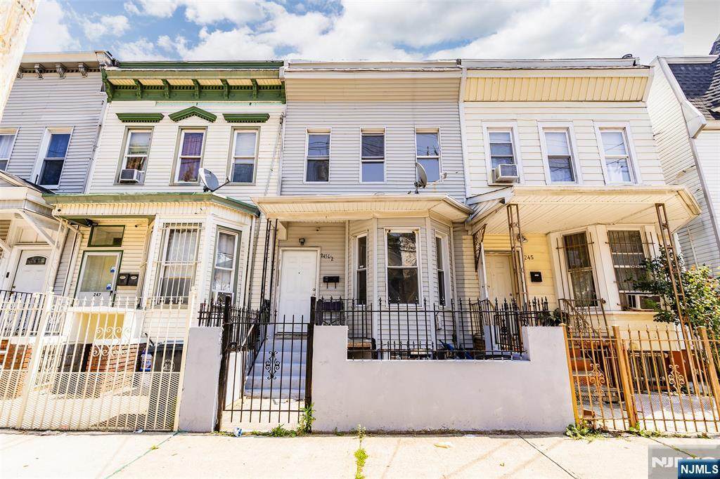 245 Summer Avenue - Photo 1