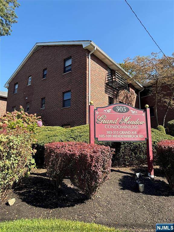 105 Meadowbrook - Photo 1