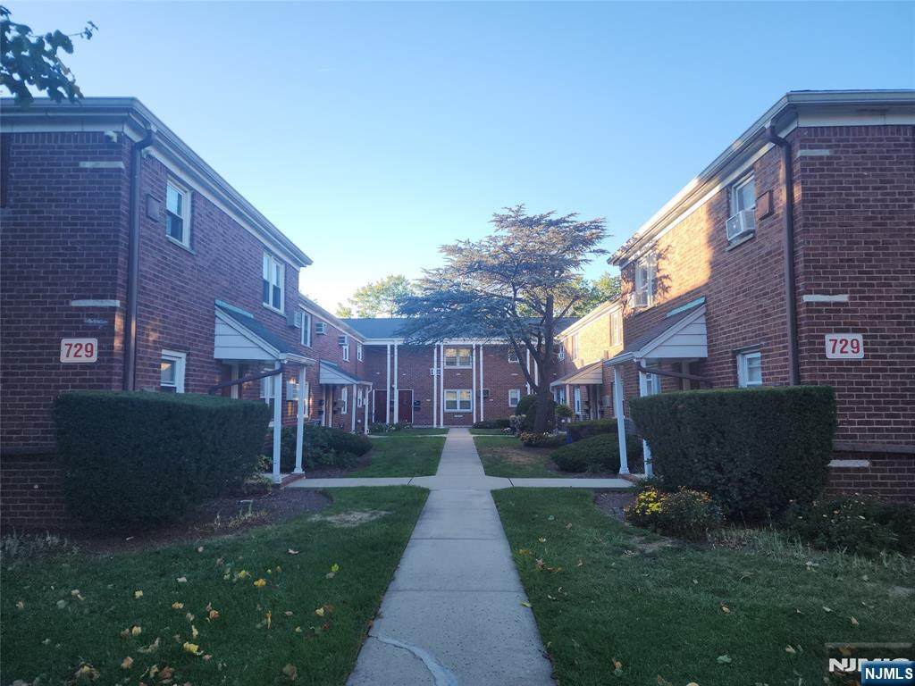 729 Broad Avenue - Photo 1