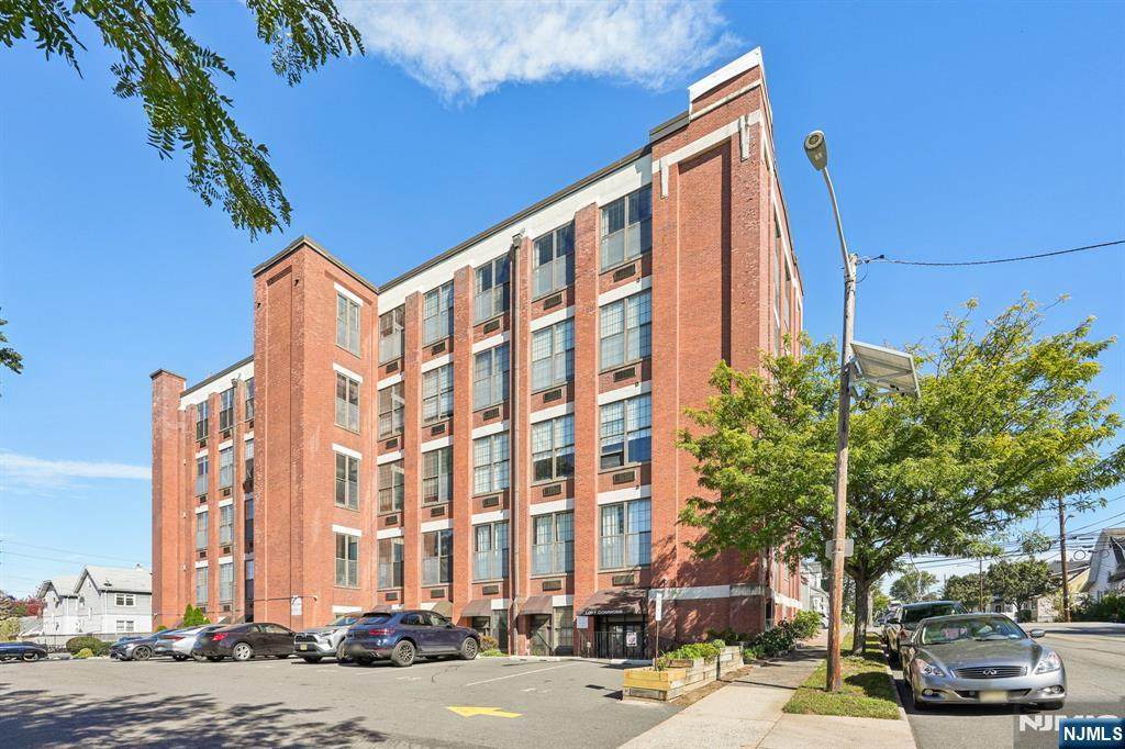 366-382 Trenton - Photo 1