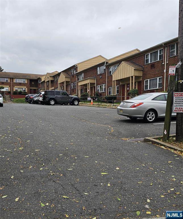 924 Stuyvesant Avenue - Photo 1