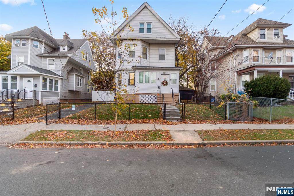 21-23 Leslie Street - Photo 1