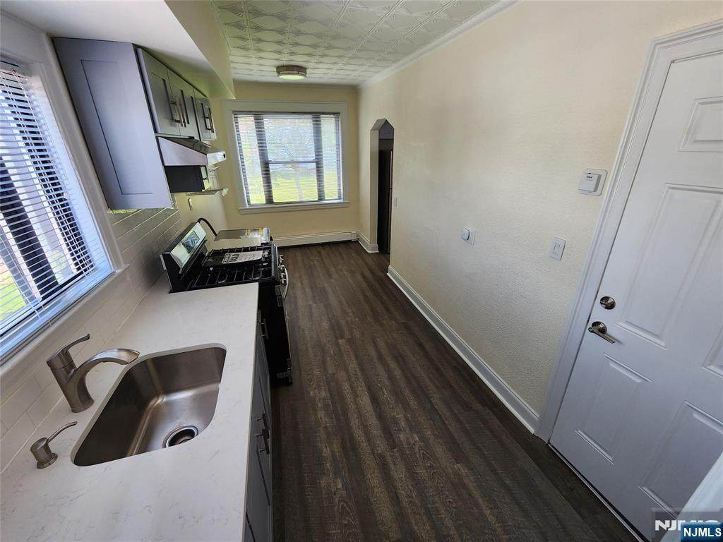 432 Broad - Photo 1