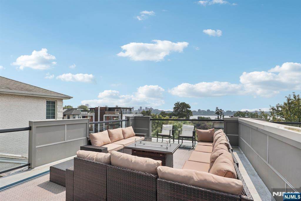 746 Undercliff Avenue - Photo 1