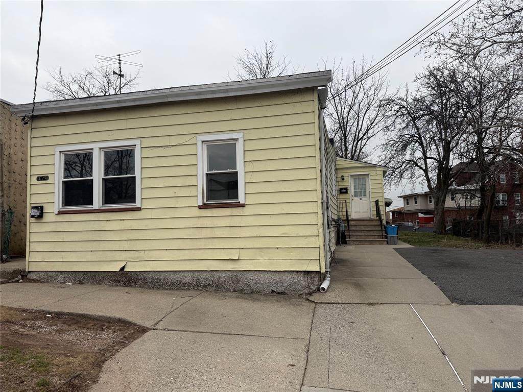 92 Naples Place - Photo 1