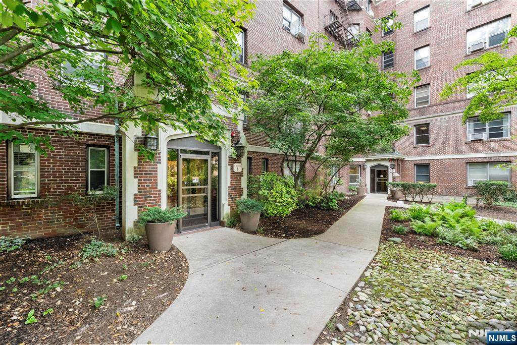 100 Palisade Avenue - Photo 1