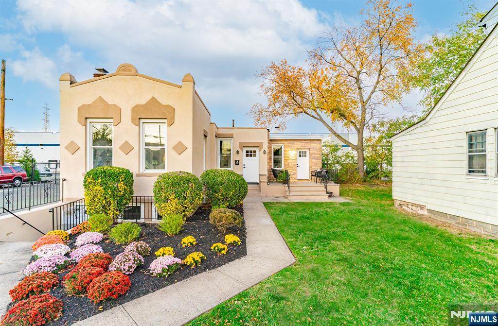 86 Roosevelt Avenue - Photo 1