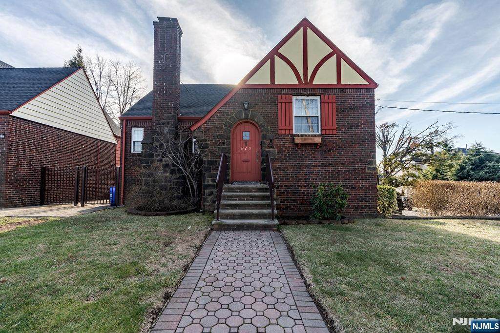 820 Elizabeth - Photo 1