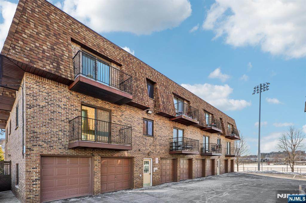 825 Riverside Avenue - Photo 1