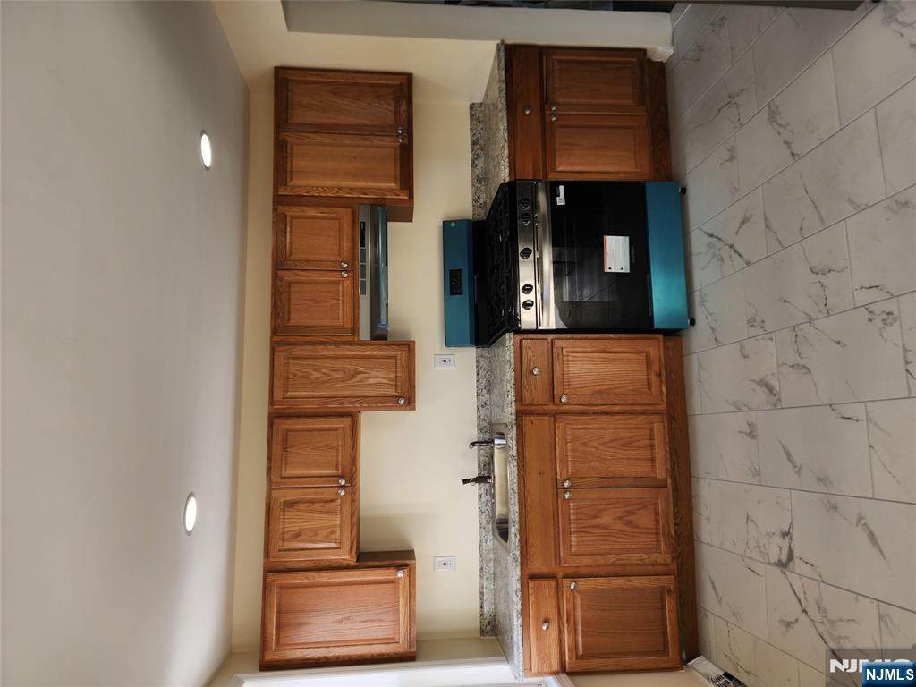 254 Montgomery - Photo 1