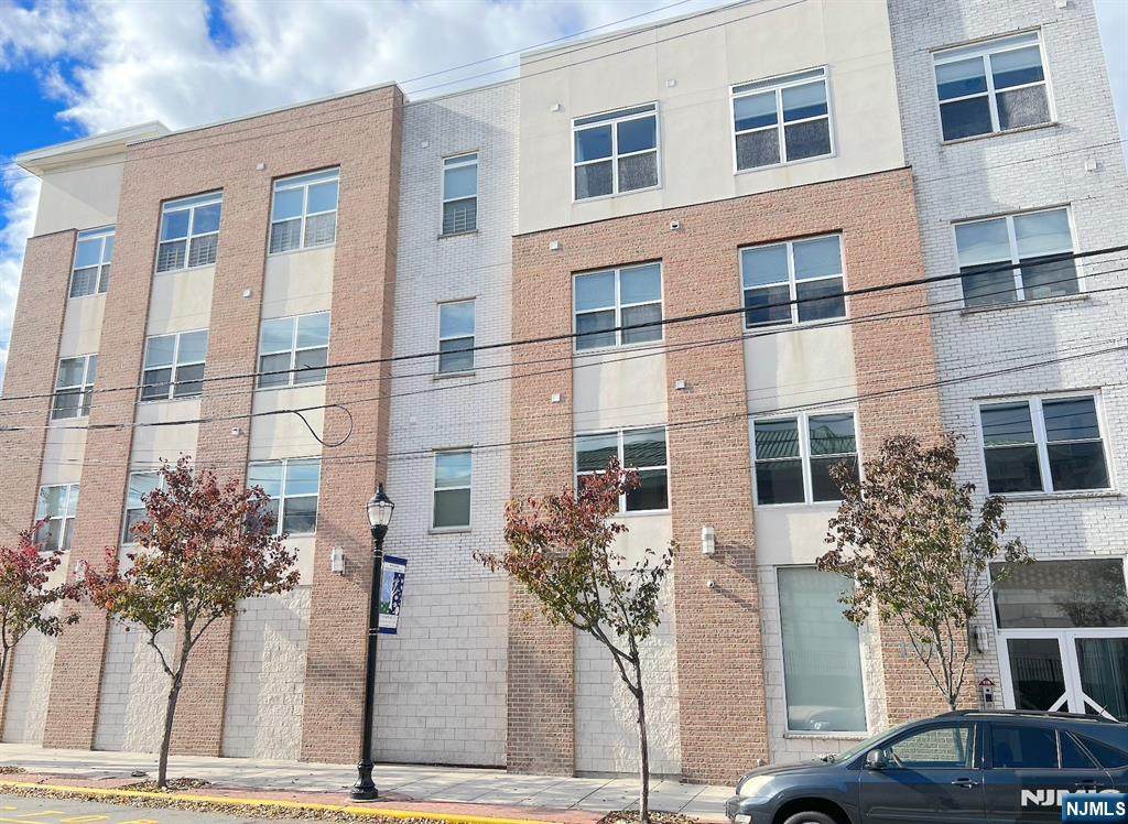 1901 Summit Avenue - Photo 1