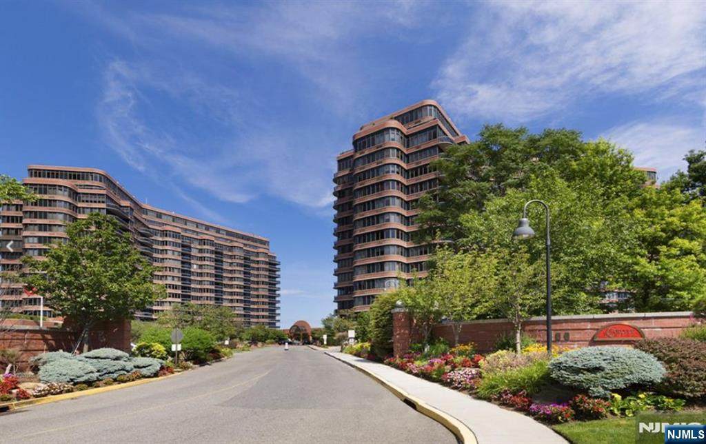 100 Carlyle - Photo 1