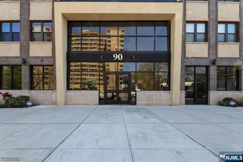 90 Clinton - Photo 1