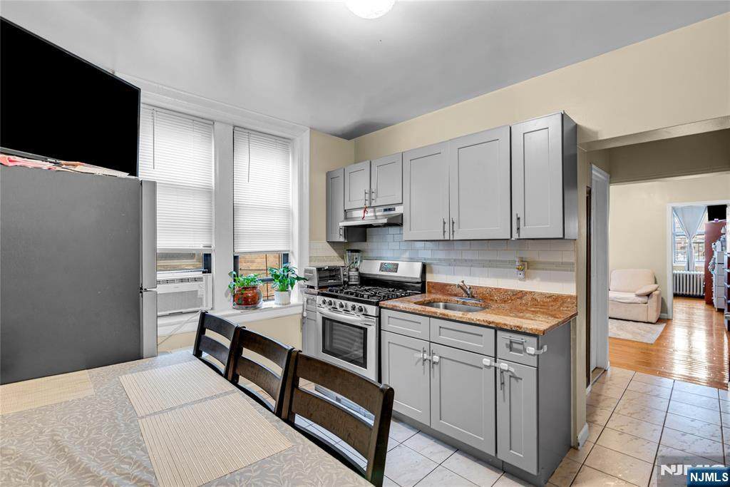 527 34th Street - Photo 1