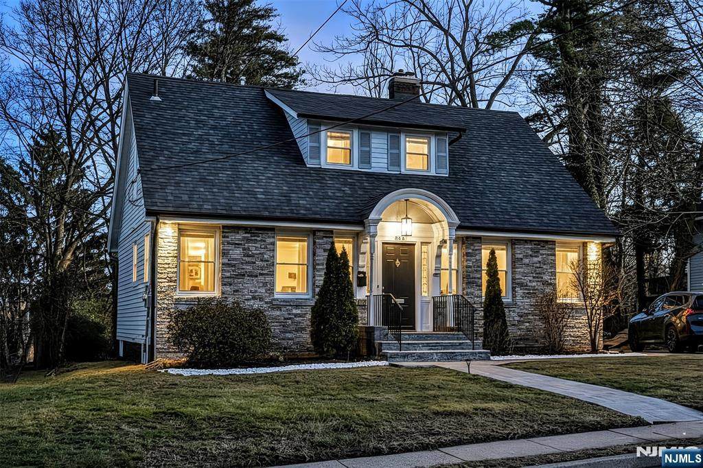 555 Lincoln Avenue - Photo 1