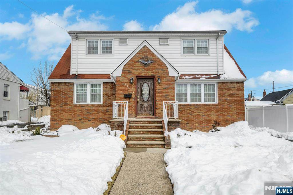 224 Rossiter Avenue - Photo 1