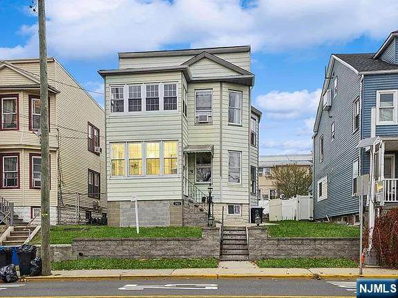 703 Schuyler - Photo 1