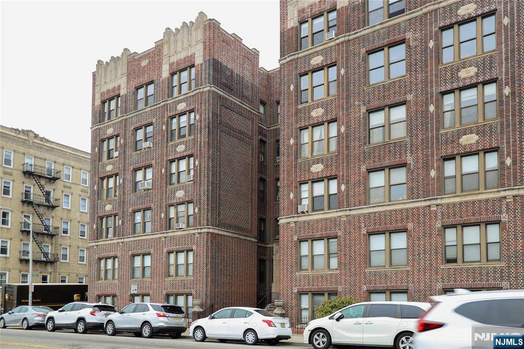 883 Boulevard East - Photo 1