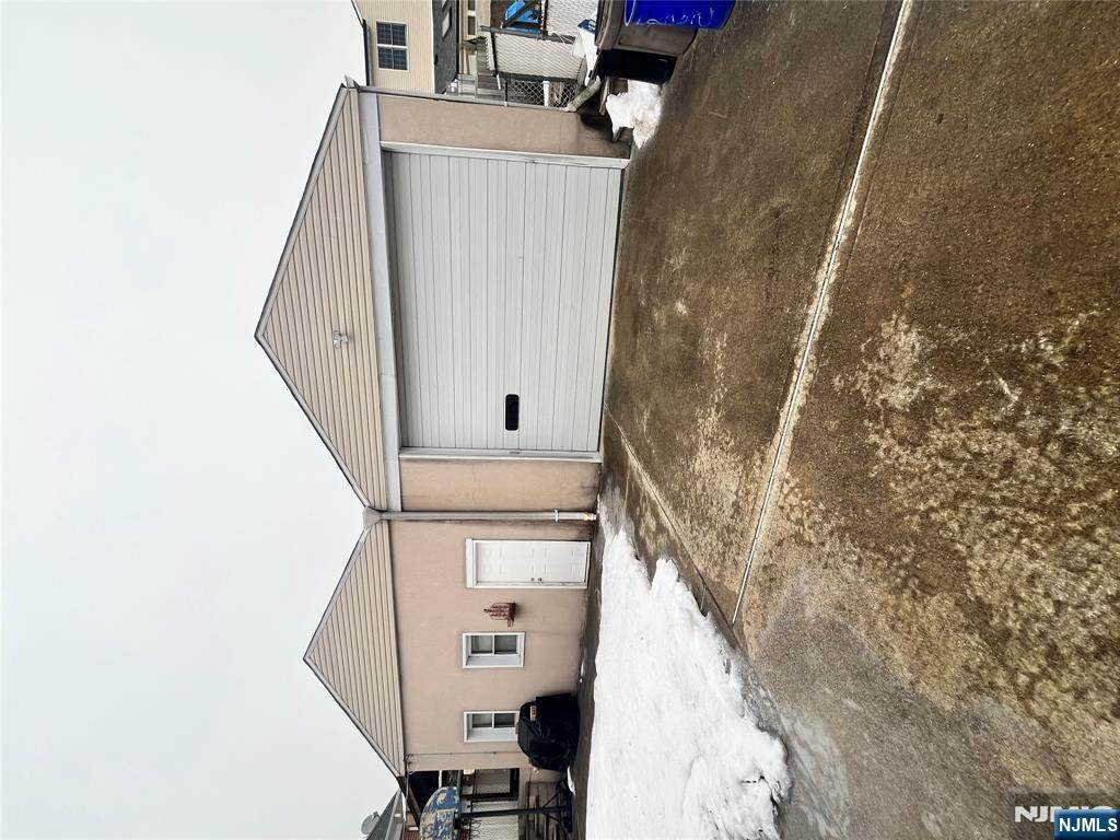 262 Macarthur - Photo 1