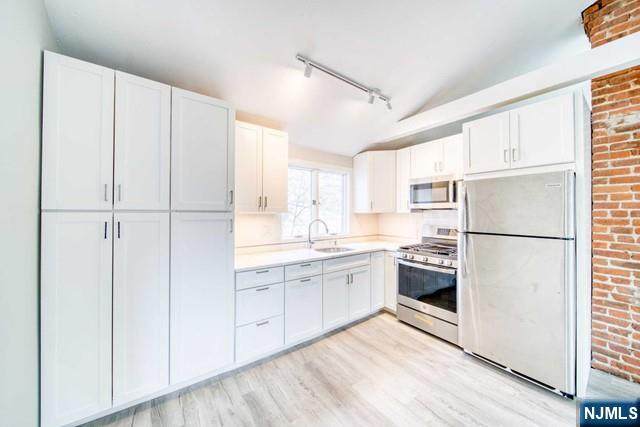 334 Broad - Photo 1