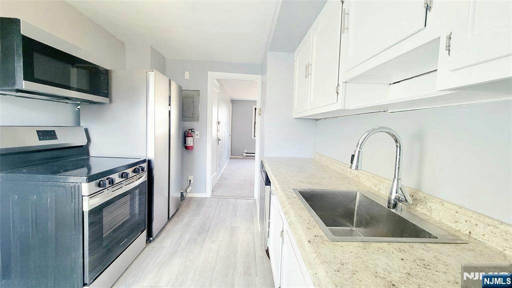 592 Beverly - Photo 1