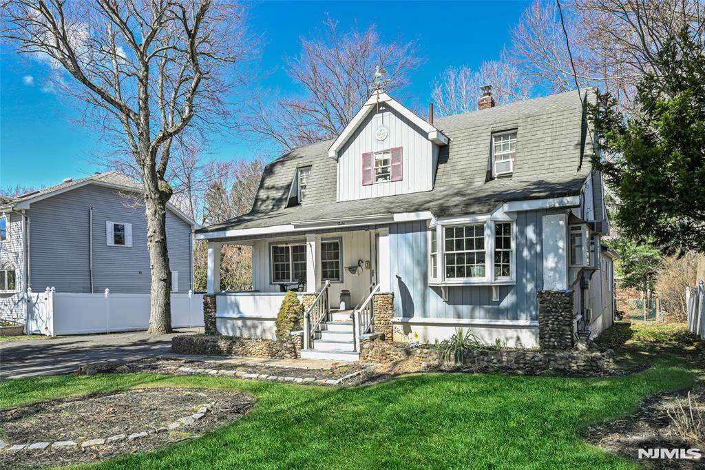 40 Morton Avenue - Photo 1