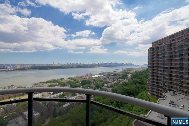 100 Carlyle - Photo 1