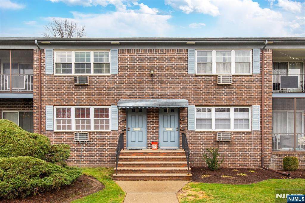 580 Bloomfield - Photo 1